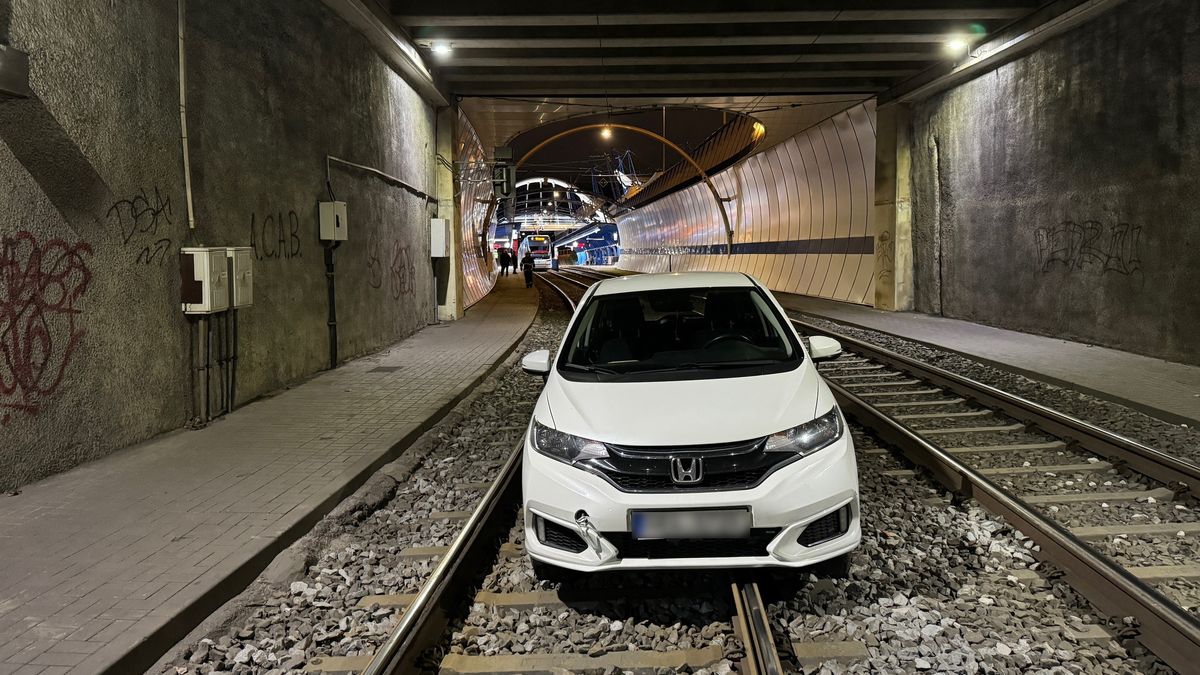 Řidička se s autem zasekla na kolejích v tunelu na Barrandově, ven ji tahala tramvaj